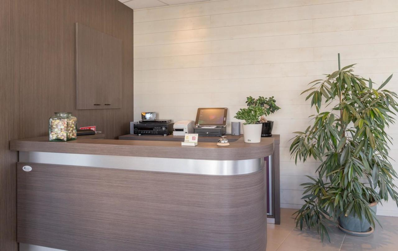 Hotel De La Gare Туар Екстериор снимка